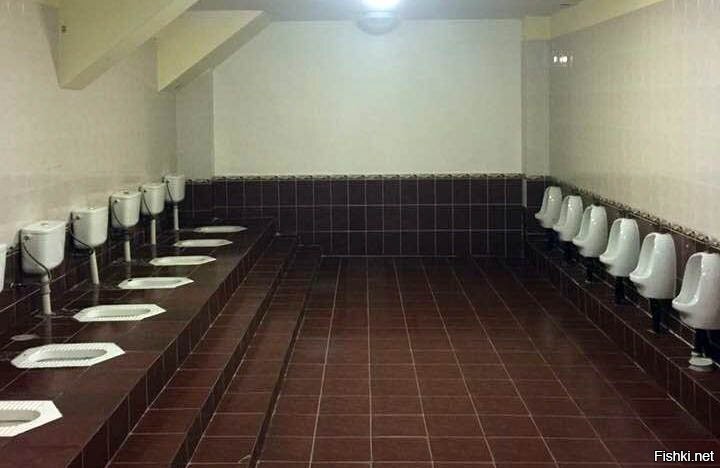 Мужской туалет в школе. Туалетная комната армия. Общественный туалет без кабинок. Мужской туалет без кабинок.
