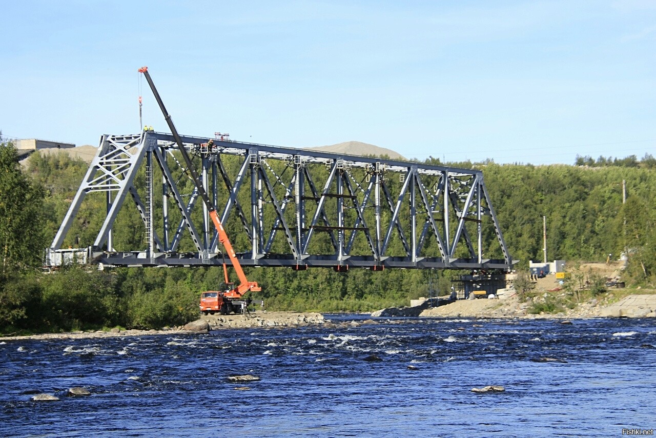 железнодорожный мост через реку