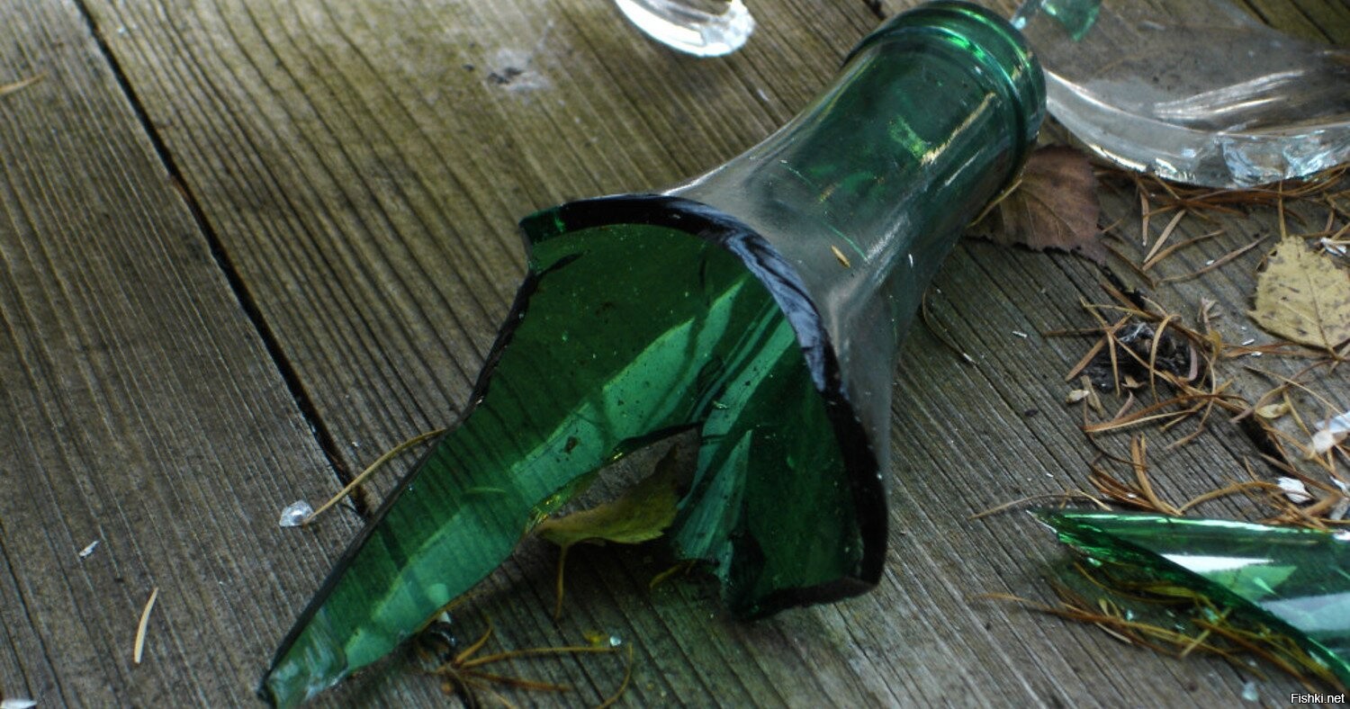 Разбитая бутылка воды. Розочка бутылка Разбитая. Розочка из бутылки. Розочка из бутылки разбитой. Разбитая бутылка виски.