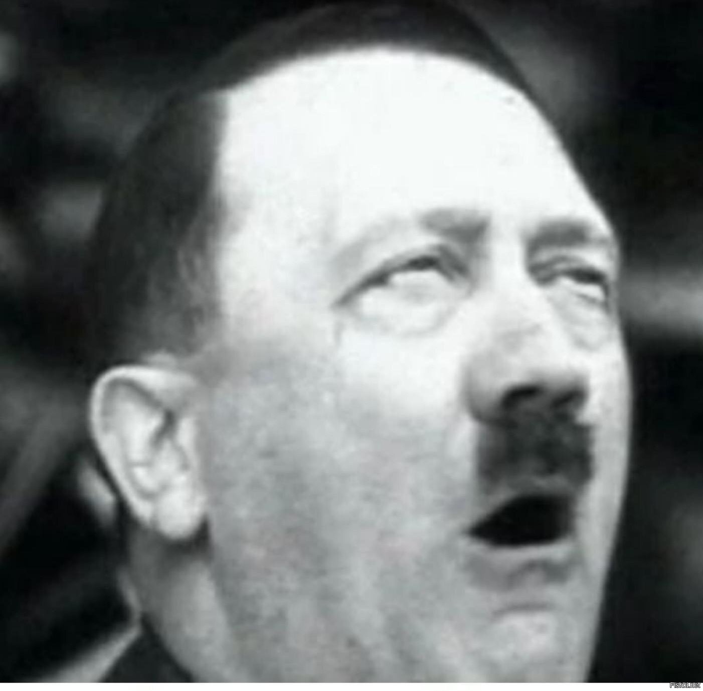 Адольф Гитлер улыбается