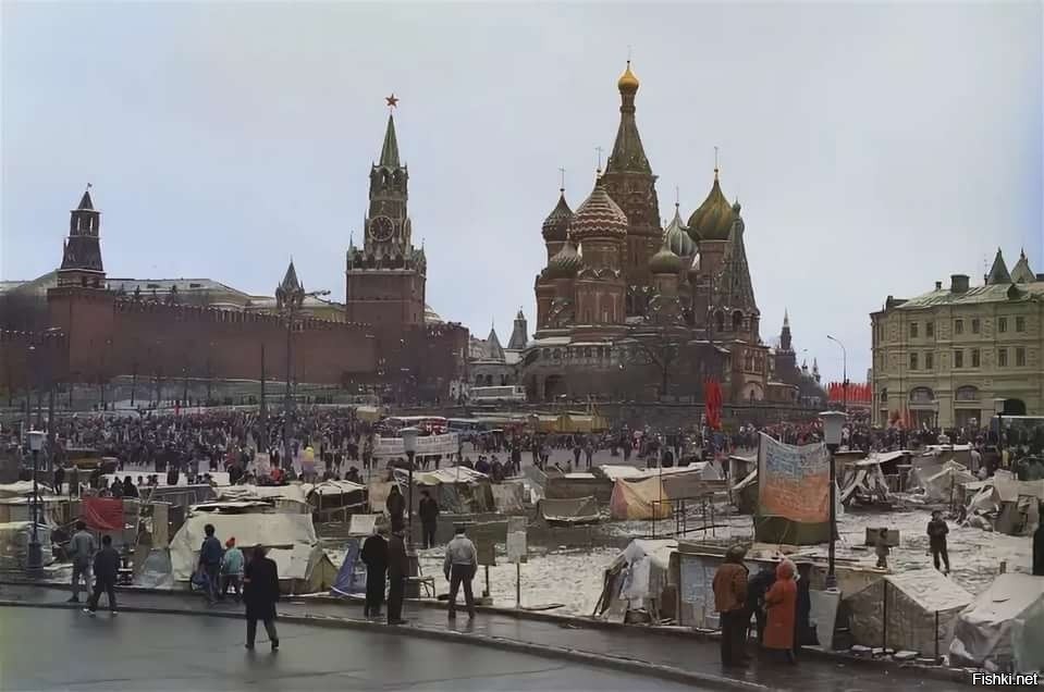 Площадь е. Палаточный городок на красной площади. Палаточный лагерь на красной площади 90-х. Кремль Москва 90-е. Москва 90е красная площадь.