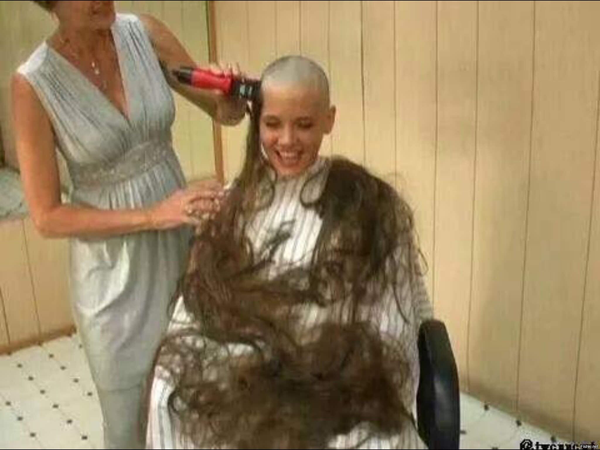 Как женщины наголо бреют голову