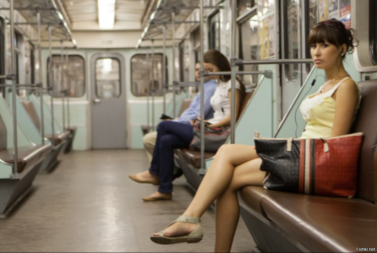 женские ножки в метро