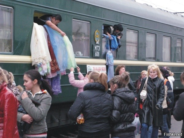 Егэ после встречи в поезде с художником. Поезд Улан Батор Москва в 90. Поезд Москва Улан Батор торговля. Поезда в девяностые. Торговля на вокзале.