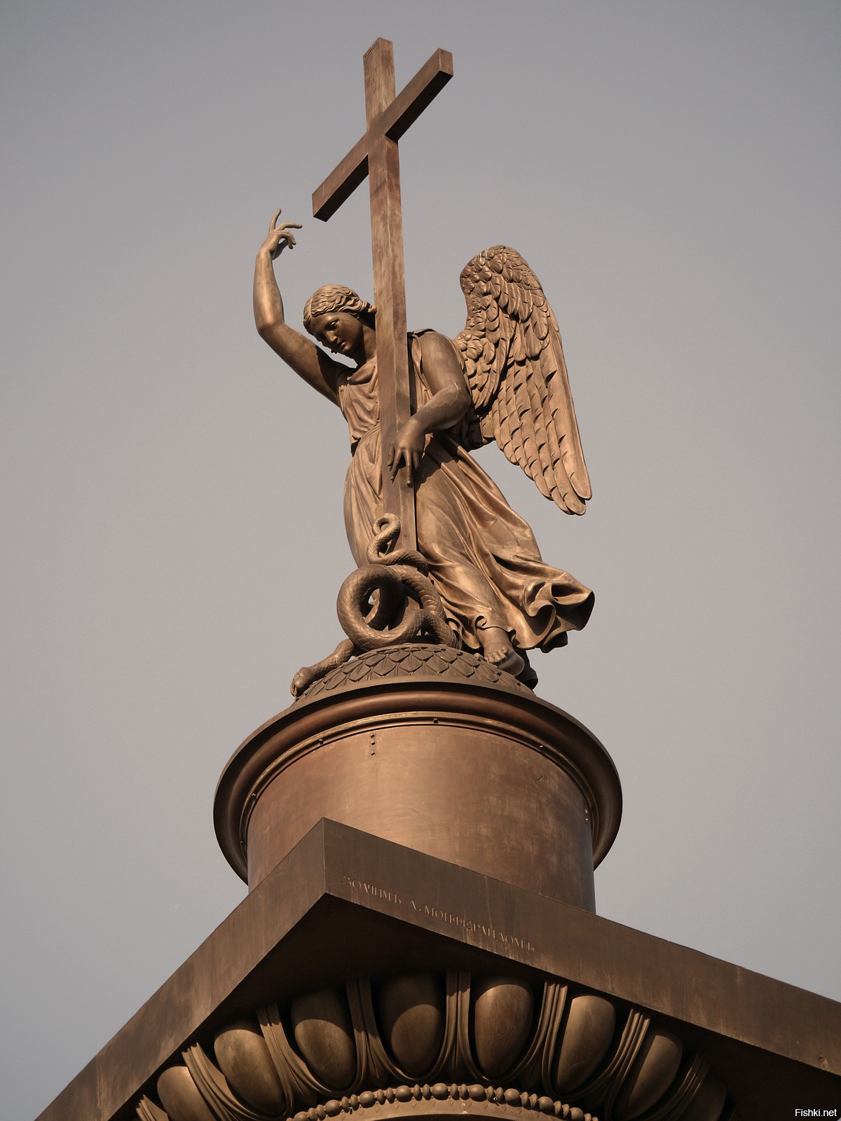 Александровская колонна в Санкт-Петербурге ангел