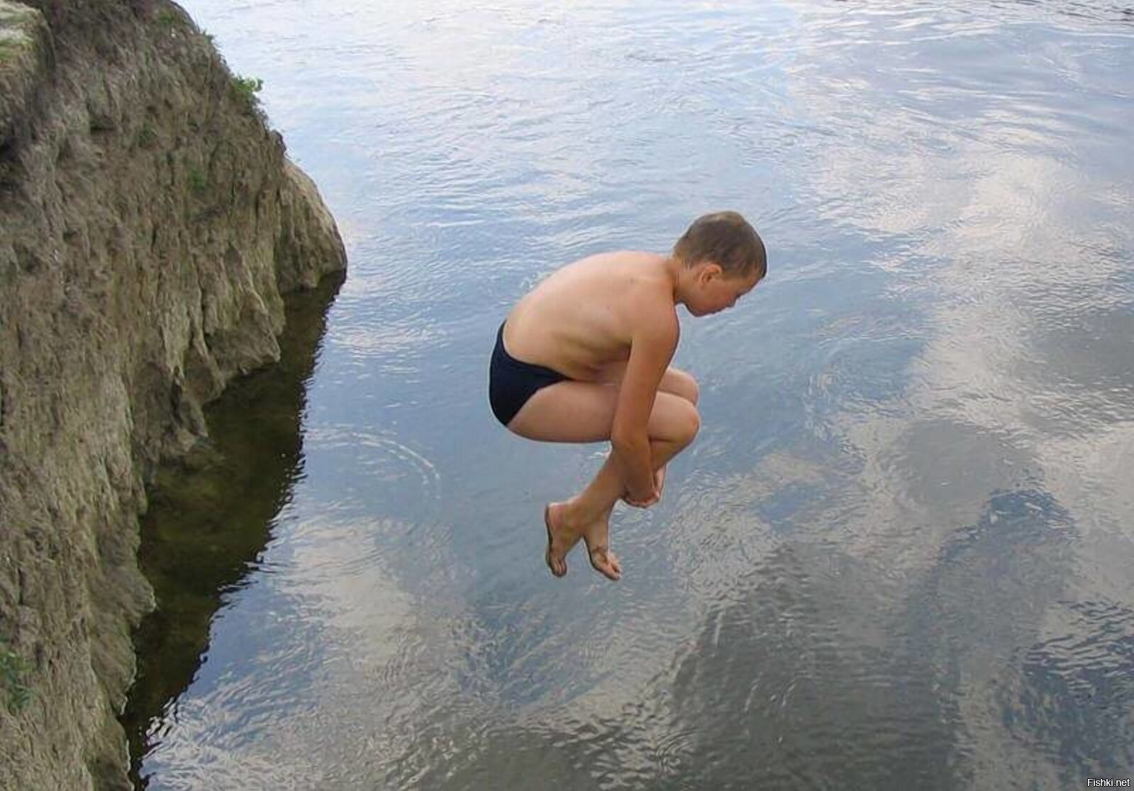 В воде ныряет в реку. Мальчик ныряет в воду. Парень нырнул. Маечик купаеча в речке. Место опасное для купания.
