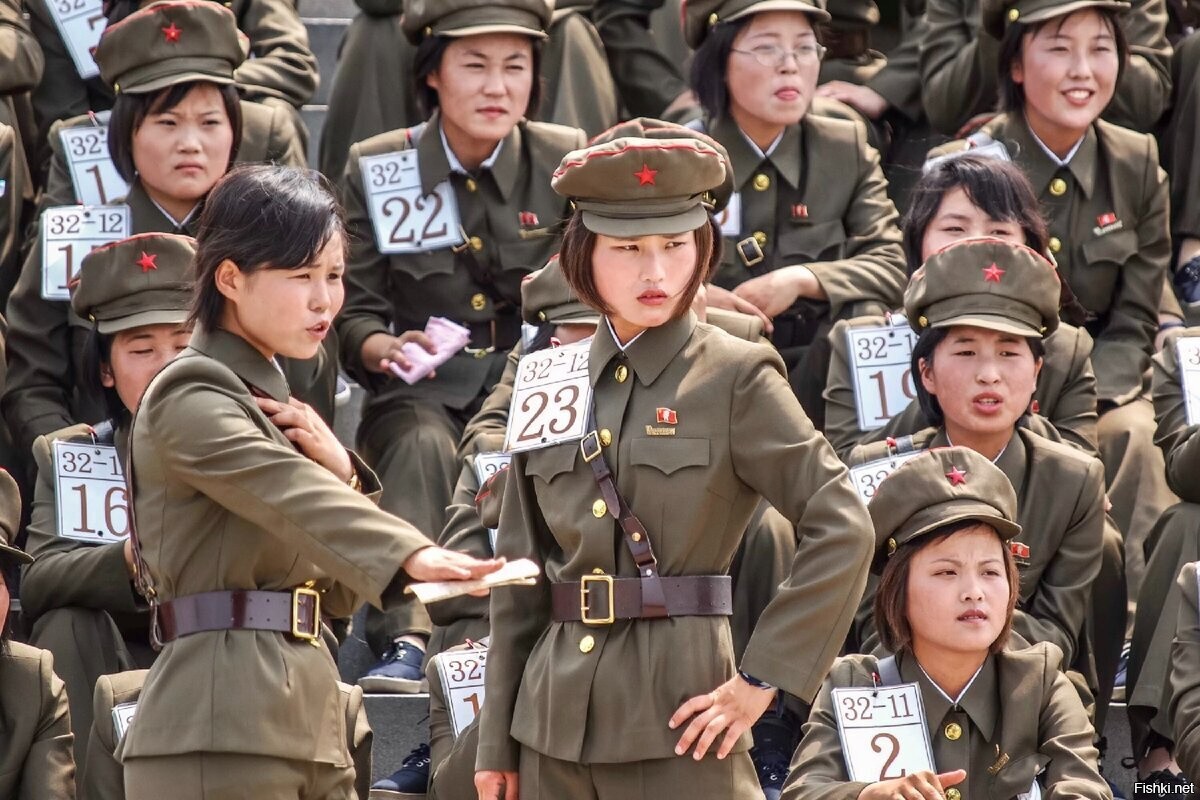 Северная Корея девушки маршируют