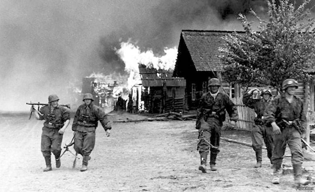Нападение на территорию. Солдаты вермахта 22 июня 1941. Каратели в Великой Отечественной войне 1941 1945. Хатынь Сожженная деревня немцами в 1943.