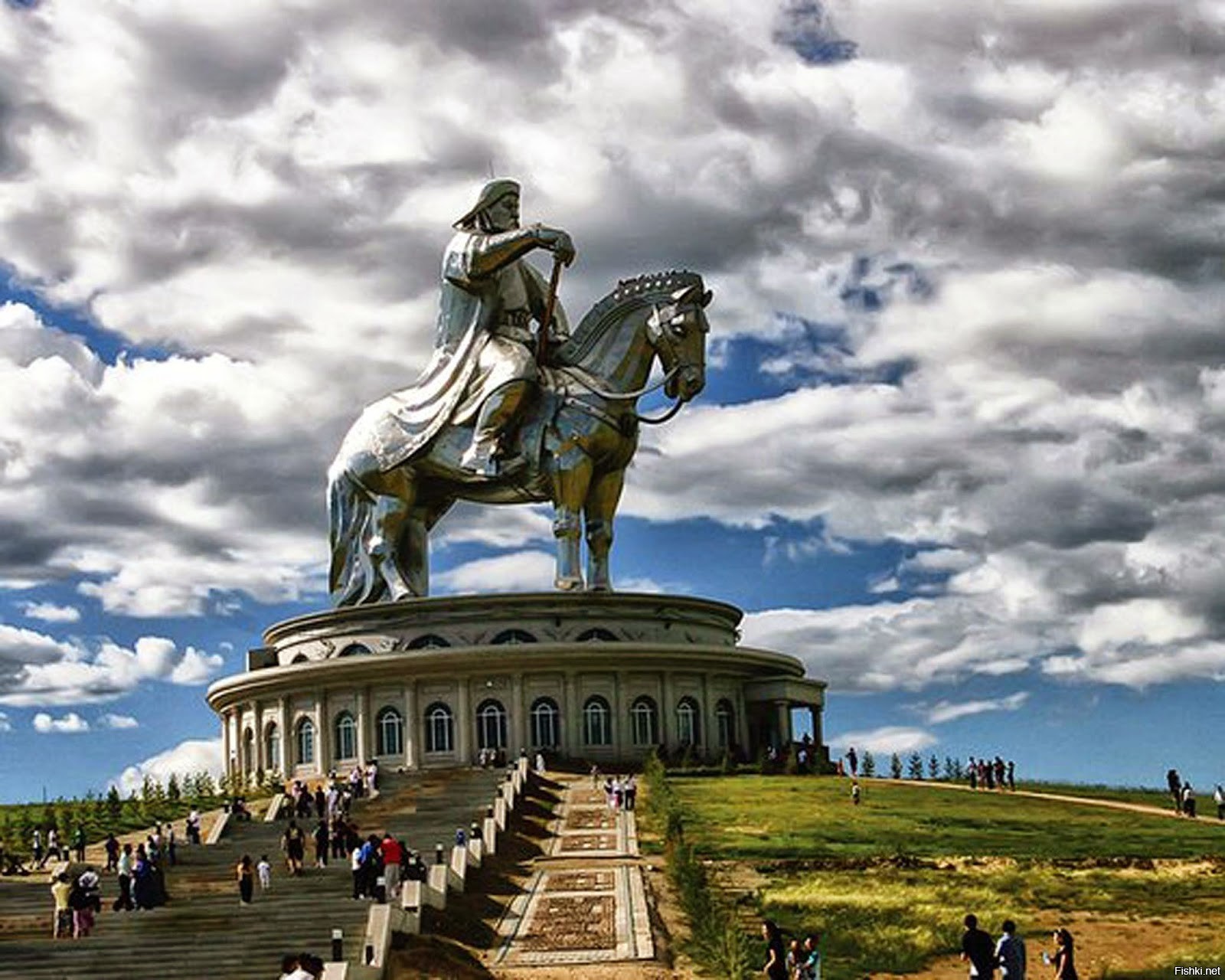 Улан хане. Статуя Чингисхана в Монголии. Конная статуя Чингисхана в Монголии. Памятник Чингисхану в Монголии. Памятник Чингисхану в Монголии в Улан Баторе.