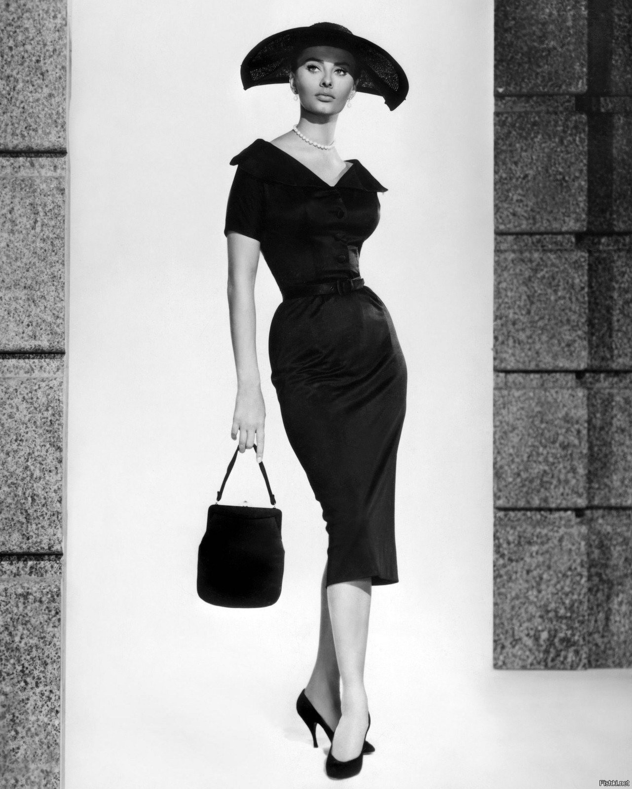 Черное платье в стиле 60